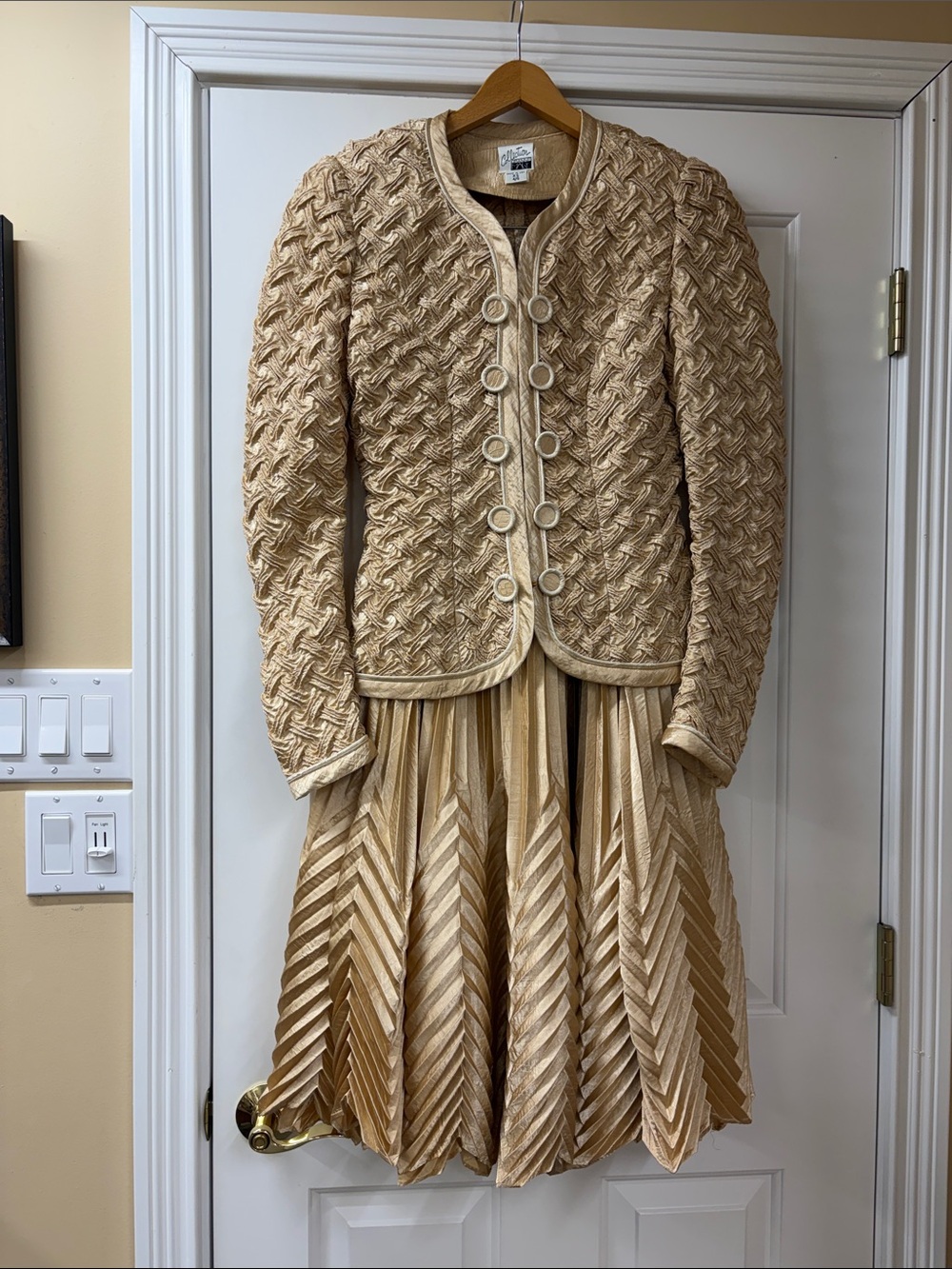 Vintage Women's Cream Textured Jacket & Pleated Skirt Set